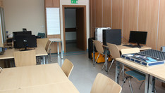 Sala VD-27 (Widok na stanowiska dydaktyczne do komunikacji i łączności)