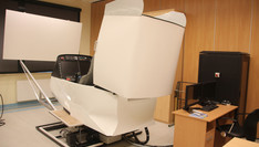 Symulator ruchomy o dwóch stopniach swobody (Widok od tyłu)